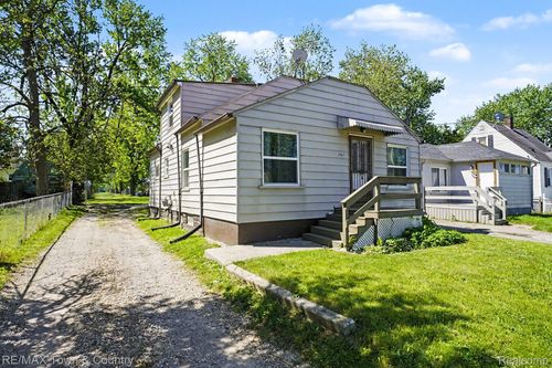 2062 E Schumacher Ave, Burton, MI, 48529-2434 | Card Image