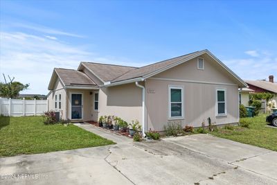 Front house, extended driveway | Image 2