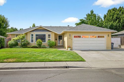 1527 Arlington Dr, Medford, OR, 97501-8118 | Card Image