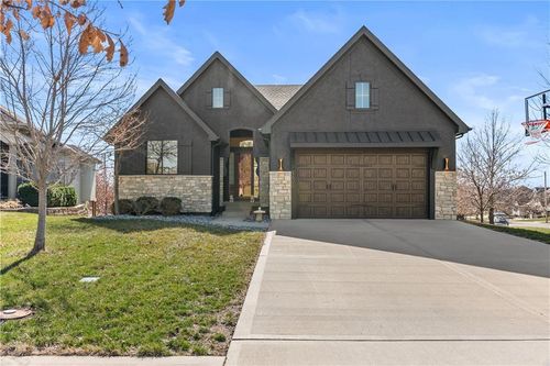 1600 Ne Woodland Shores Cir, Lee's Summit, MO, 64086-7822 | Card Image