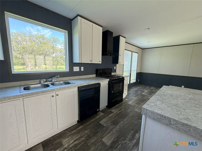 19656 Us Highway 77 S, House other with 3 bedrooms, 2 bathrooms and null parking in Yoakum TX | Image 10