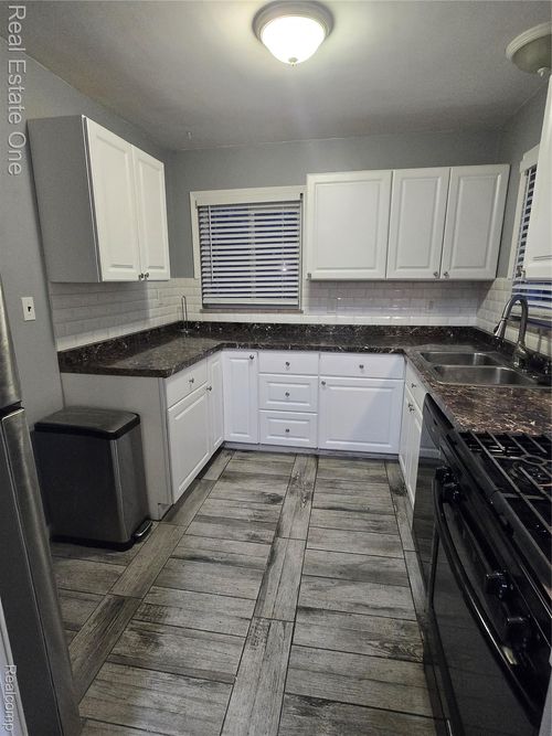 19830 Mahon St, Southfield, MI, 48075-7316 | Card Image