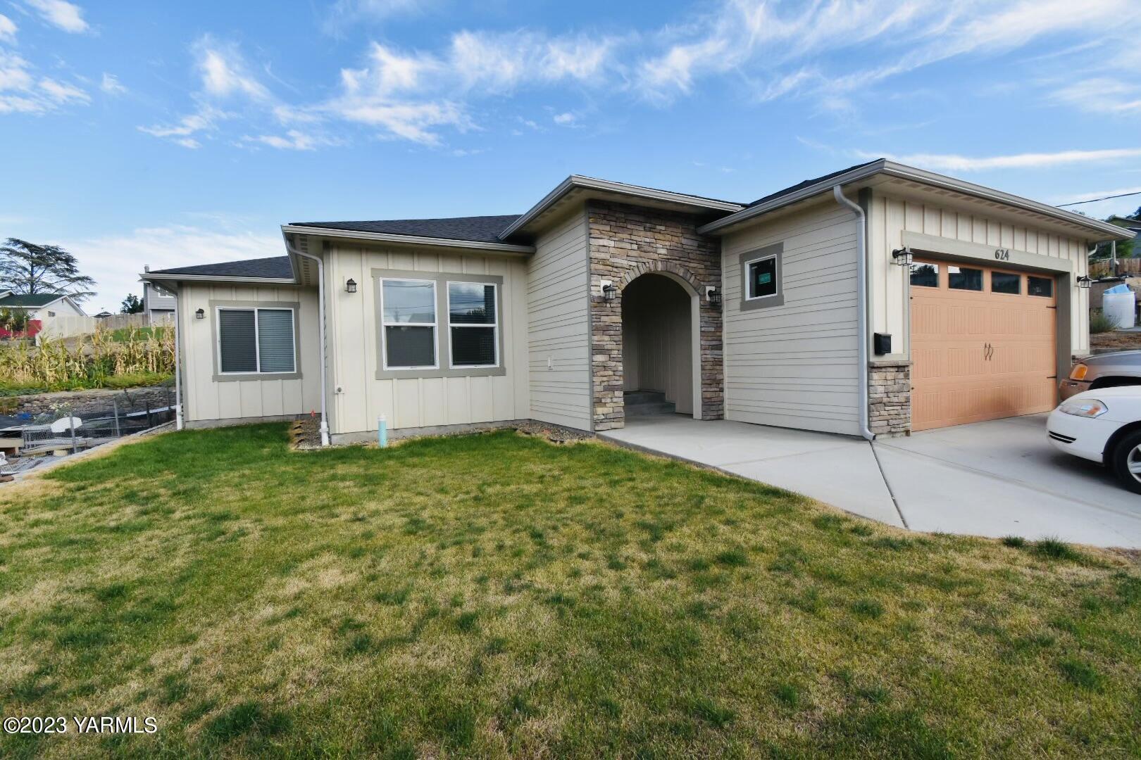Ravine Dr, Sunnyside, WA 98944