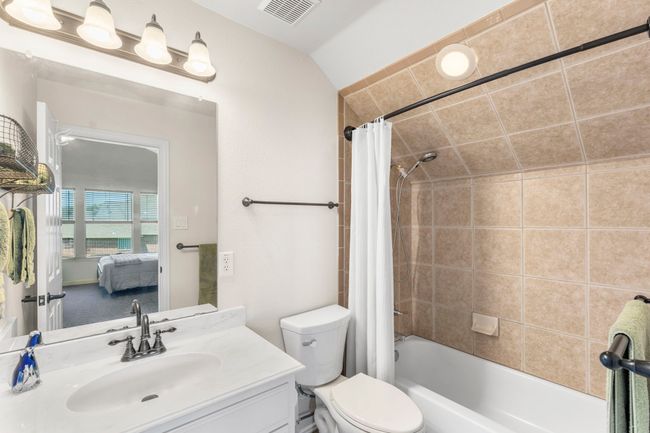 Ensuite Bathroom | Image 32