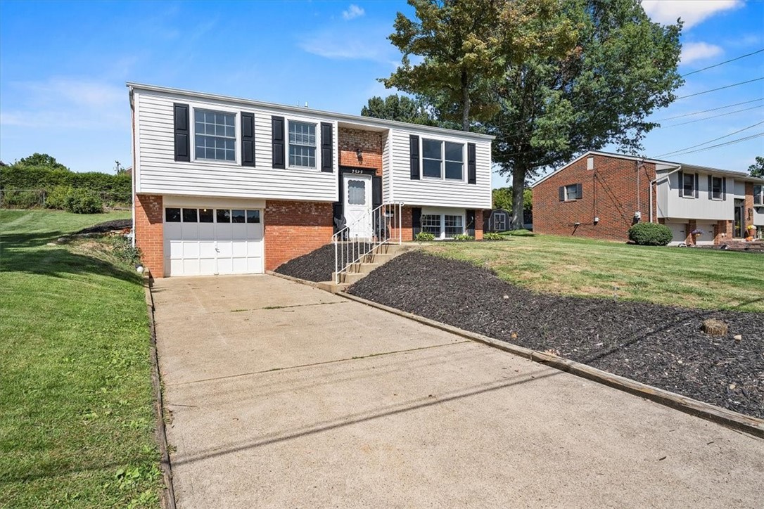 Braddock Dr, New Kensington, PA 15068