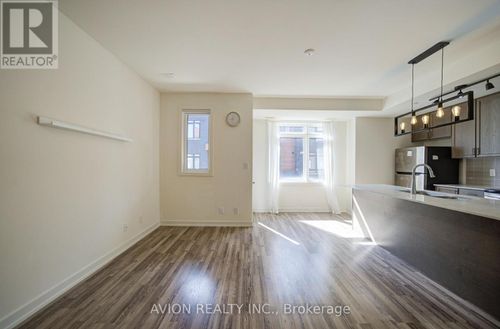 83-370 Red Maple Rd, Richmond Hill, ON, L4C5T4 | Card Image