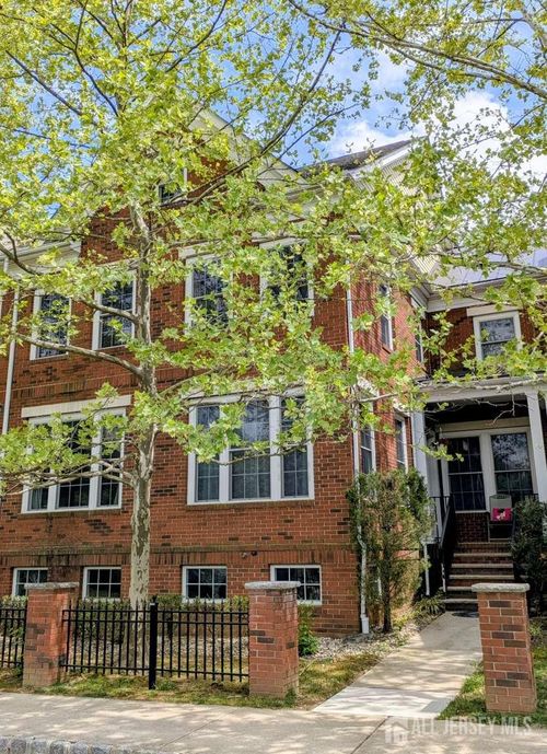 10 Okeson St, Plainsboro, NJ, 08536-1975 | Card Image