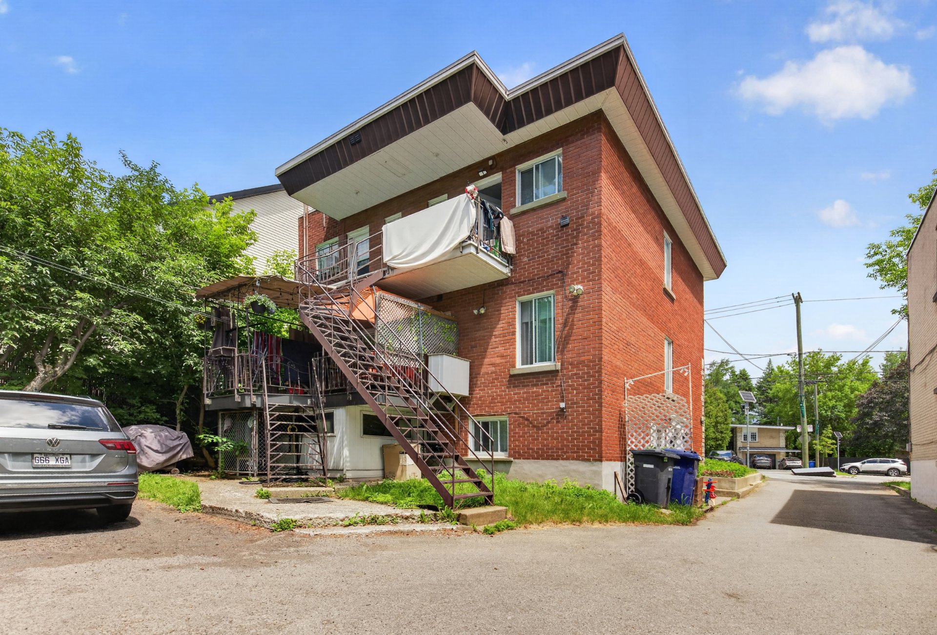 Residential Income in Laval (Laval-des-Rapides) 3