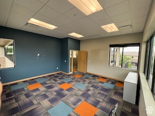 Carpeted spare room with a drop ceiling and baseboards | Image 41