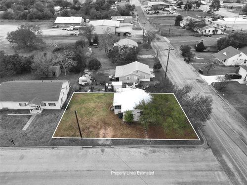 207 S Waco St, Giddings, TX, 78942-3128 | Card Image