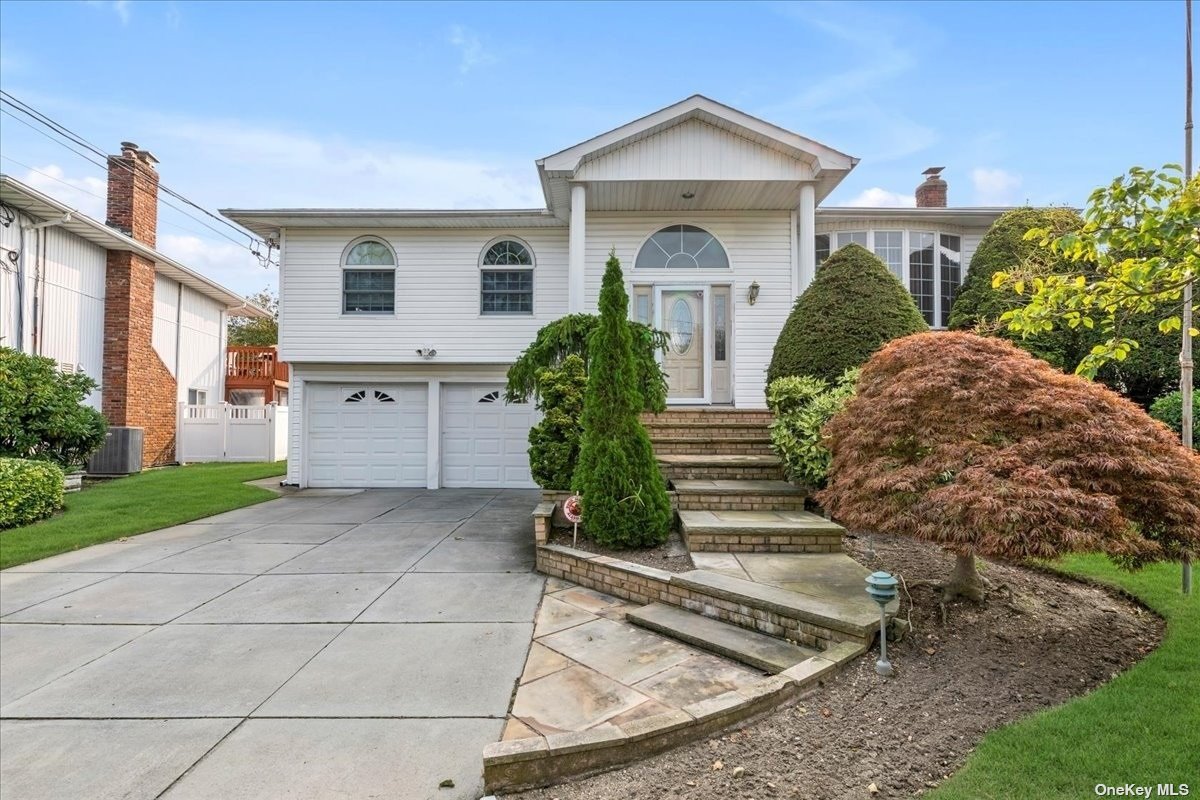 Monterey Dr, Merrick, NY 11566