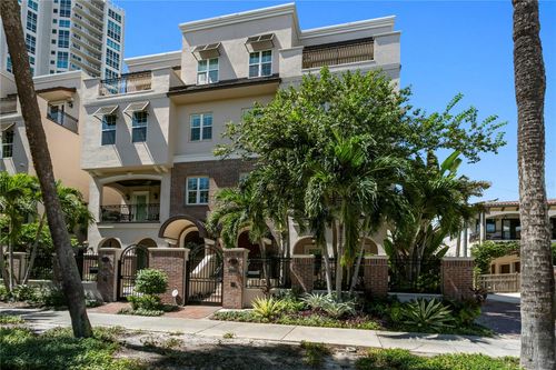 524 Beach Dr Ne, St Petersburg, FL, 33701-2615 | Card Image