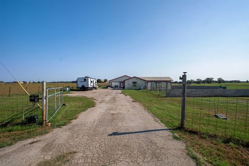 142 Zimmerhanzel Rd, Flatonia, TX, 78941-5905 | Card Image