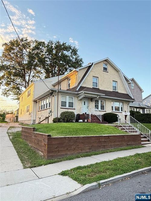 141 Humboldt St, East Rutherford, NJ, 07073-1712 | Card Image
