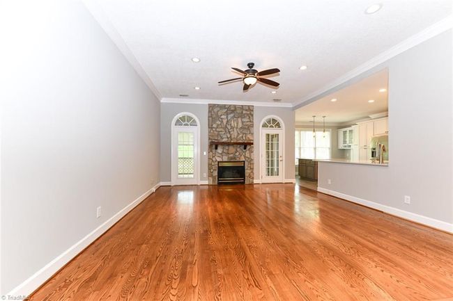 Open and spacious family room move-in ready | Image 4