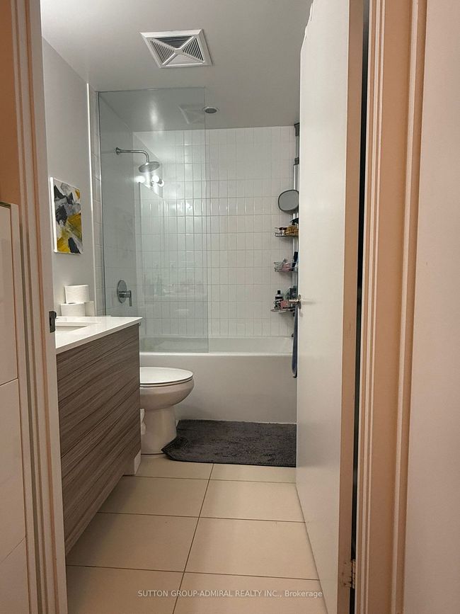1611 - 210 Simcoe St, Condo with 2 bedrooms, 1 bathrooms and null parking in Toronto ON | Image 12