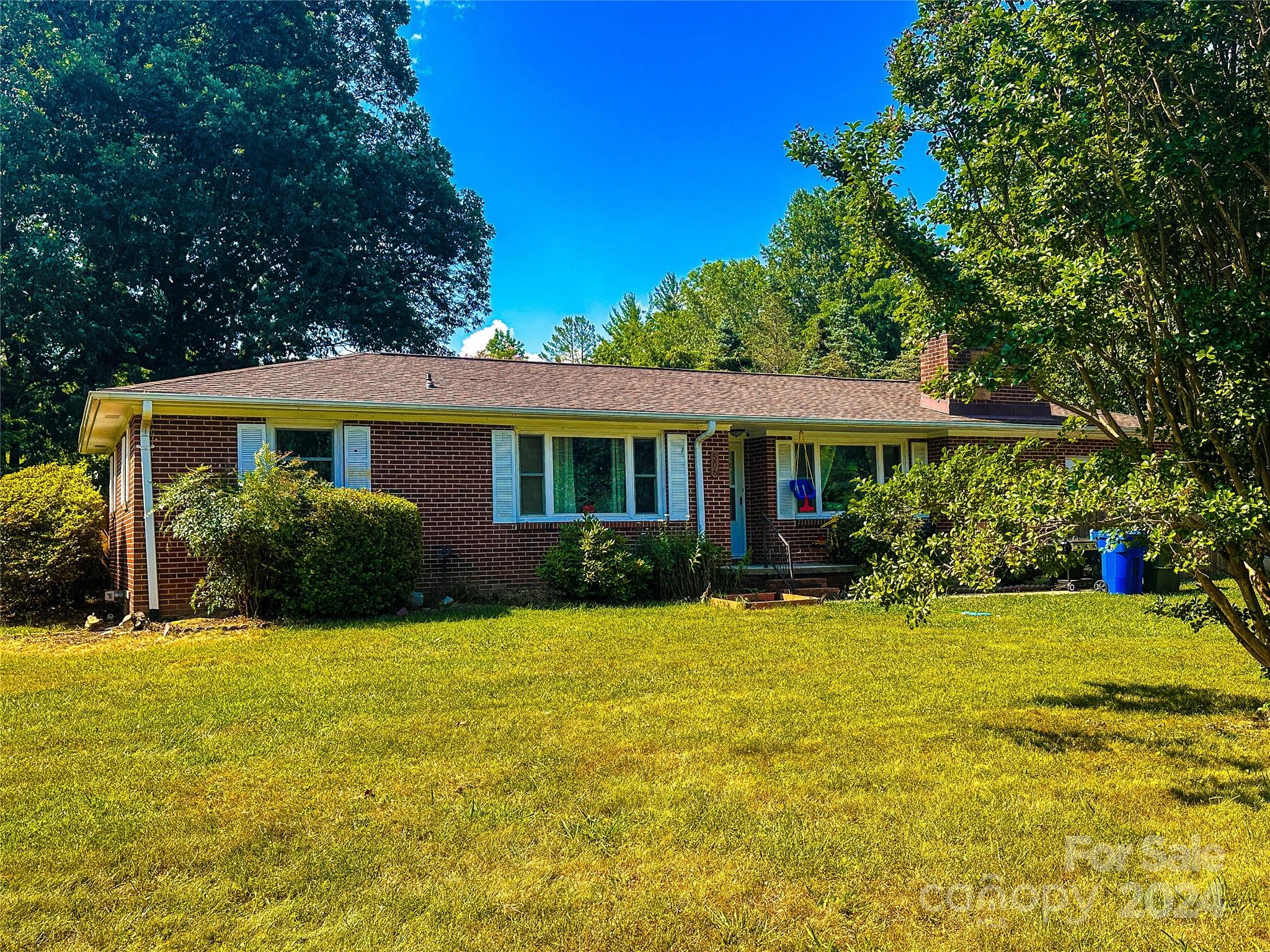 Brooklyn Ave, Hendersonville, NC 28792