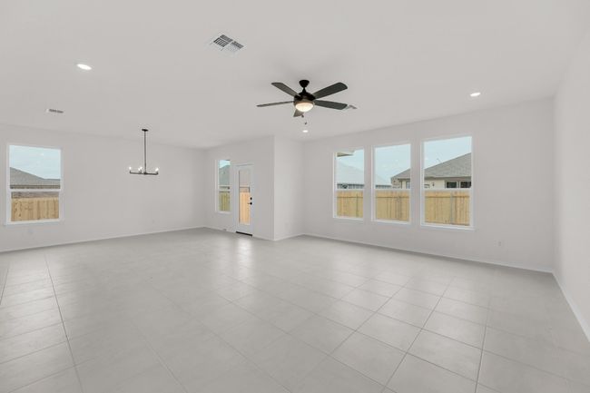 15009 Kiger Mustang Dr, House other with 4 bedrooms, 2 bathrooms and 2 parking in Manor TX | Image 7