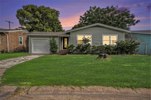 116 Whiting St, Galveston, TX, 77550-3136 | Card Image