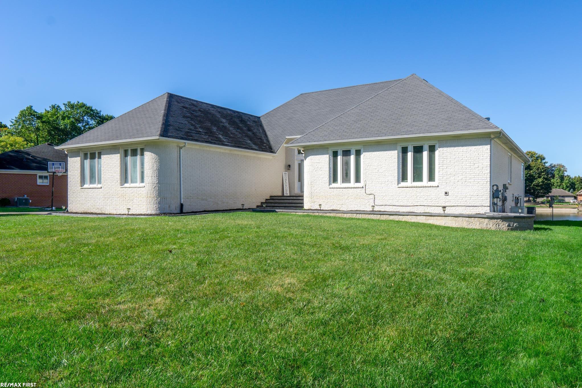 Jerome Dr, Shelby Township, MI 48315