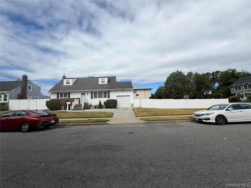 101 Sagamore St, Freeport, NY, 11520-1711 | Card Image