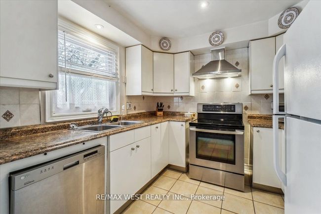 126 Charters Rd, House other with 5 bedrooms, 4 bathrooms and 2 parking in Brampton ON | Image 4