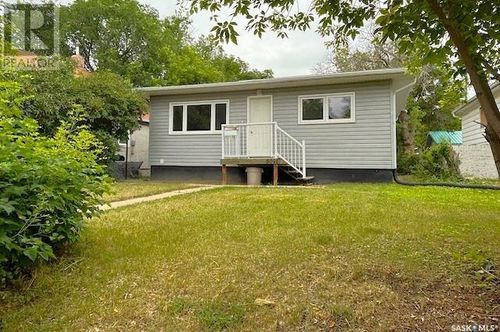 809 Cartier Ave, Moose Jaw, SK, S6H1L9 | Card Image