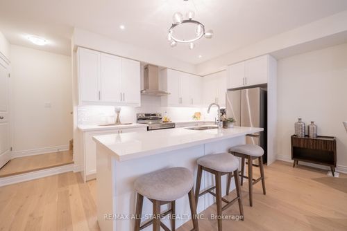 12 Griffith St, Aurora, ON, L4G4B1 | Card Image