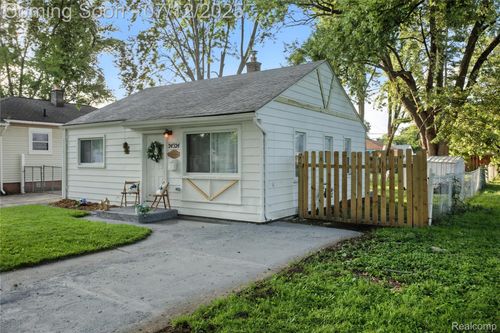 24324 Mcdonald St, Dearborn Heights, MI, 48125-1924 | Card Image