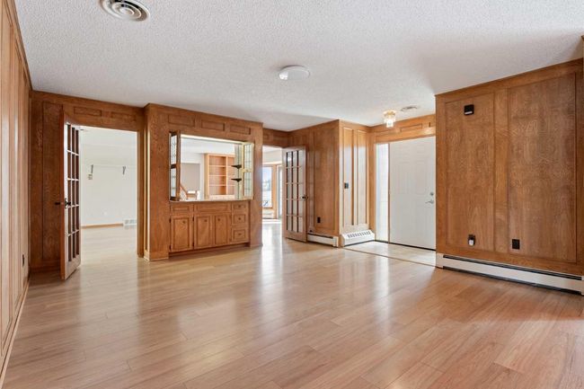 1008 Shawnee Dr Sw, House other with 3 bedrooms, 4 bathrooms and 6 parking in Calgary AB | Image 7