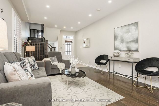 40 Begonia Cres, House attached with 3 bedrooms, 3 bathrooms and 2 parking in Brampton ON | Image 5