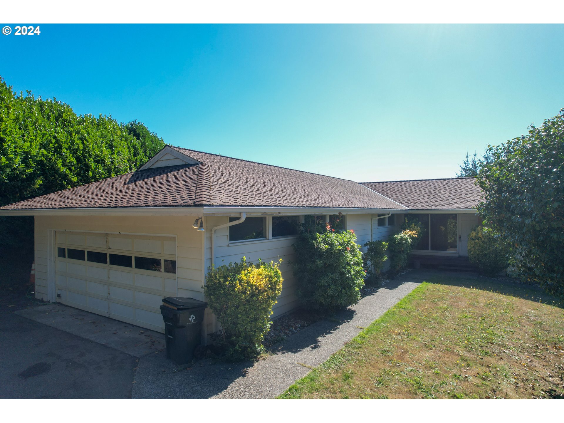 Hummingbird Ln, North Bend, OR 97459