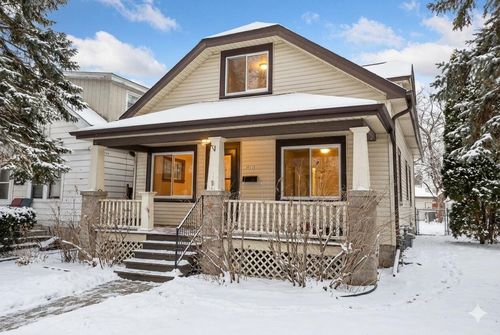 2001 S 90th St, WEST ALLIS, WI, 53227-1621 | Card Image