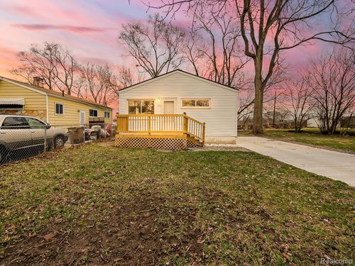 536 Emerson Ave, Pontiac, MI, 48342-1826 | Card Image