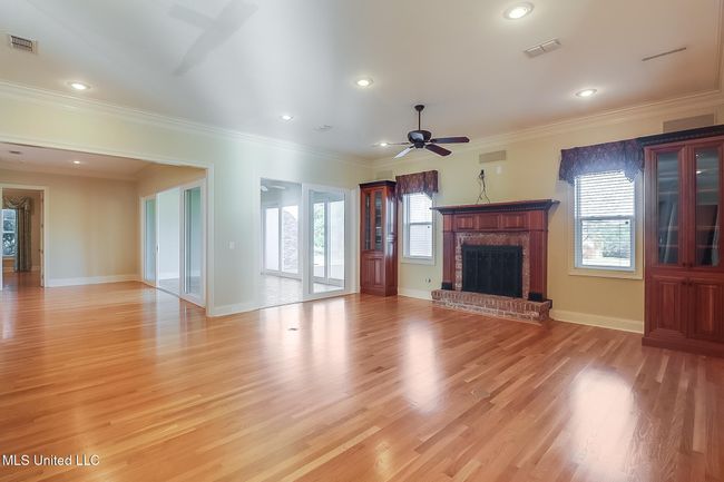 Den | Image 18