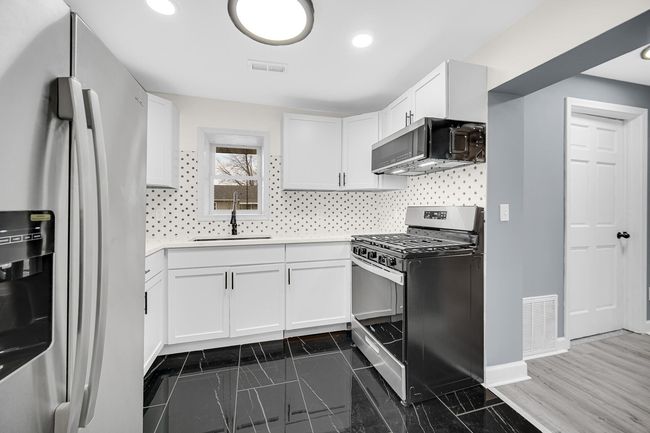 Suite A Kitchen | Image 8