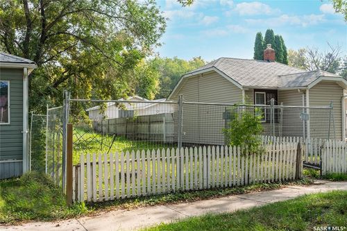 826 Av H N, Saskatoon, SK, S7L2C2 | Card Image
