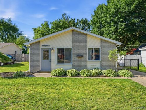 27729 Shiawassee Rd, Farmington Hills, MI, 48336-6061 | Card Image