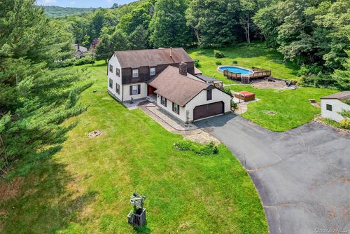 4 Debbie Ct, Chester, NY, 10918-2428 | Card Image