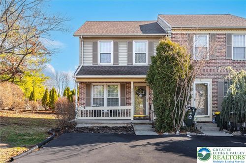 579 Ponds Edge Ln, Allentown, PA, 18104-9200 | Card Image