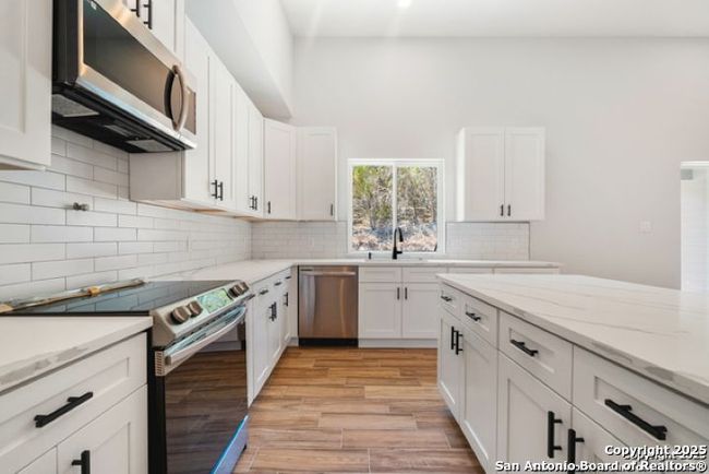 1381 Overbrook Ln, House other with 3 bedrooms, 2 bathrooms and null parking in Spring Branch TX | Image 6
