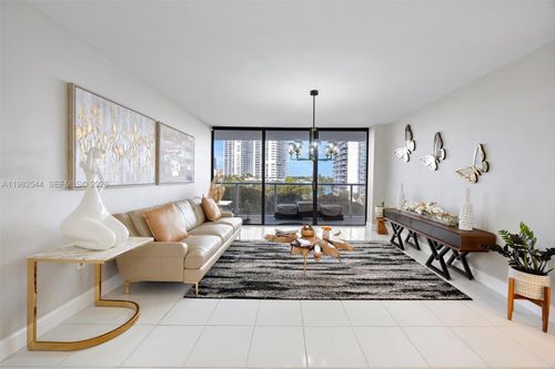 521-3731 N Country Club Dr, Aventura, FL, 33180-1733 | Card Image