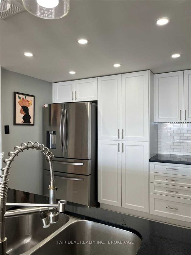 2505 - 8 Lisa St, Condo with 2 bedrooms, 2 bathrooms and 2 parking in Brampton ON | Image 11