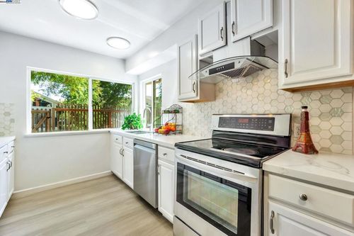 208 Siskiyou Ct, Walnut Creek, CA, 94598-2115 | Card Image