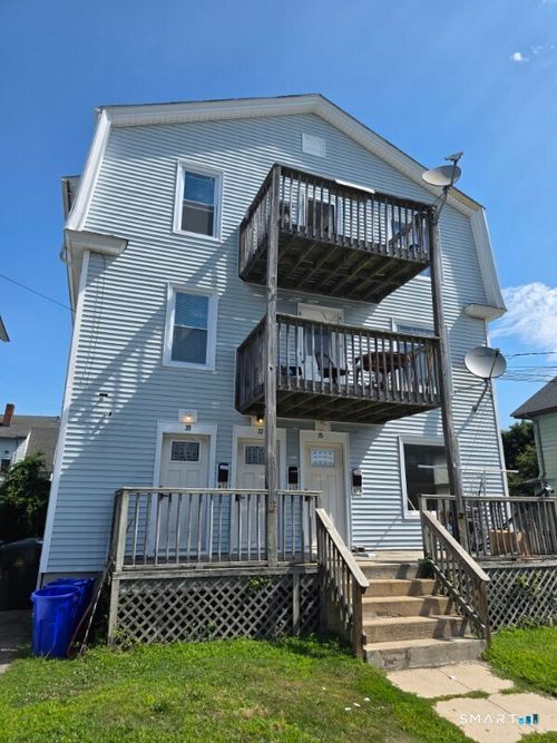 35 Linden St, New London, CT, 06320-4811 | Card Image
