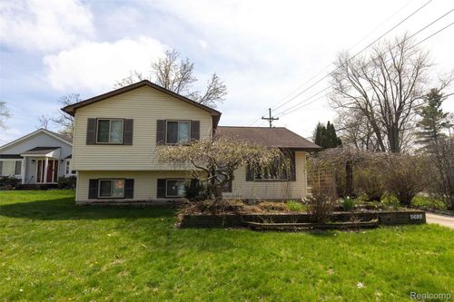 5685 S Aylesbury Dr, Waterford, MI, 48327 | Card Image