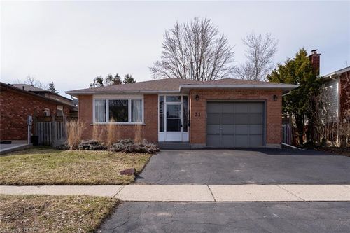 31 Coxwell Cres, Brantford, ON, N3P1P5 | Card Image
