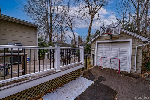 75 Bar Beach Rd, Port Washington, NY, 11050-4027 | Card Image