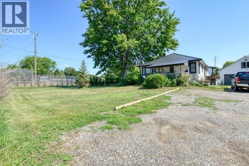 487 St Clair St, House with 5 bedrooms, 2 bathrooms and null parking in Chatham ON | Card Image