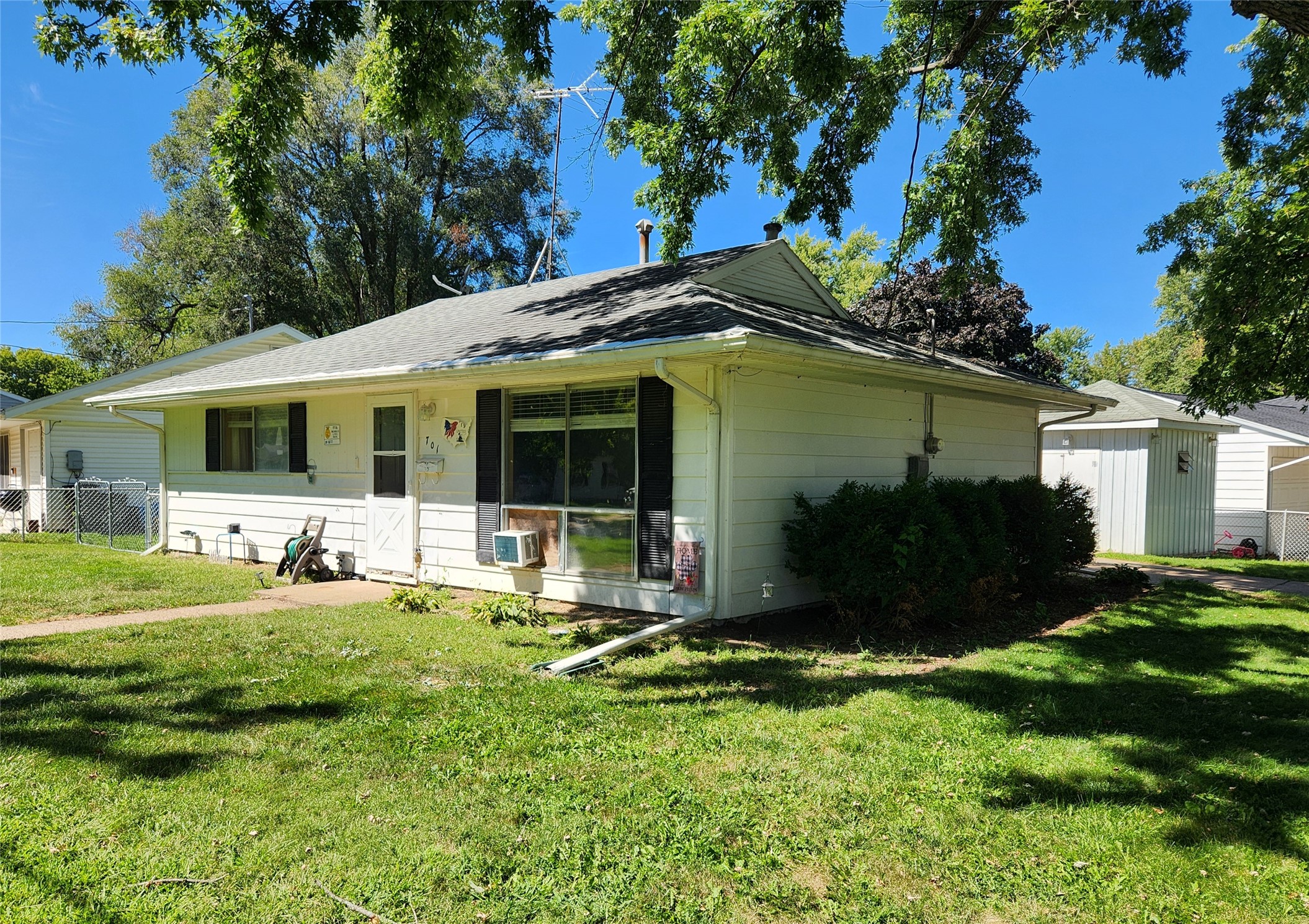 Middle St, Knoxville, IA 50138